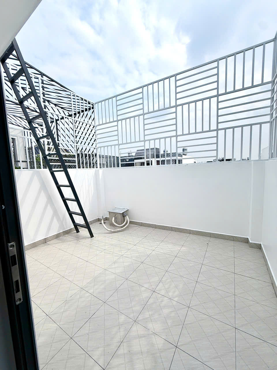 HẺM XE HƠI THÔNG - NGAY NGÃ TƯ 4 XÃ - HƯƠNG LỘ 2 - GIÁP TÂN PHÚ - NHÀ MỚI ĐẸP 5 TẦNG - 56M2 - 4x14M - SỔ VUÔNG VỨC ĐẸP HOÀN CÔNG ĐỦ- M0183