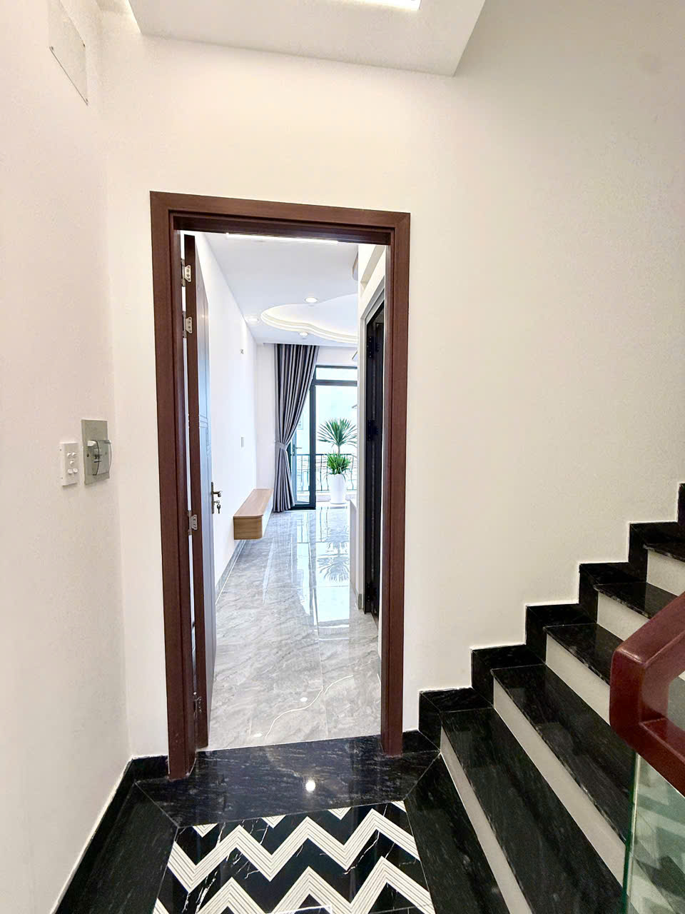 HẺM XE HƠI THÔNG - NGAY NGÃ TƯ 4 XÃ - HƯƠNG LỘ 2 - GIÁP TÂN PHÚ - NHÀ MỚI ĐẸP 5 TẦNG - 56M2 - 4x14M - SỔ VUÔNG VỨC ĐẸP HOÀN CÔNG ĐỦ- M0183