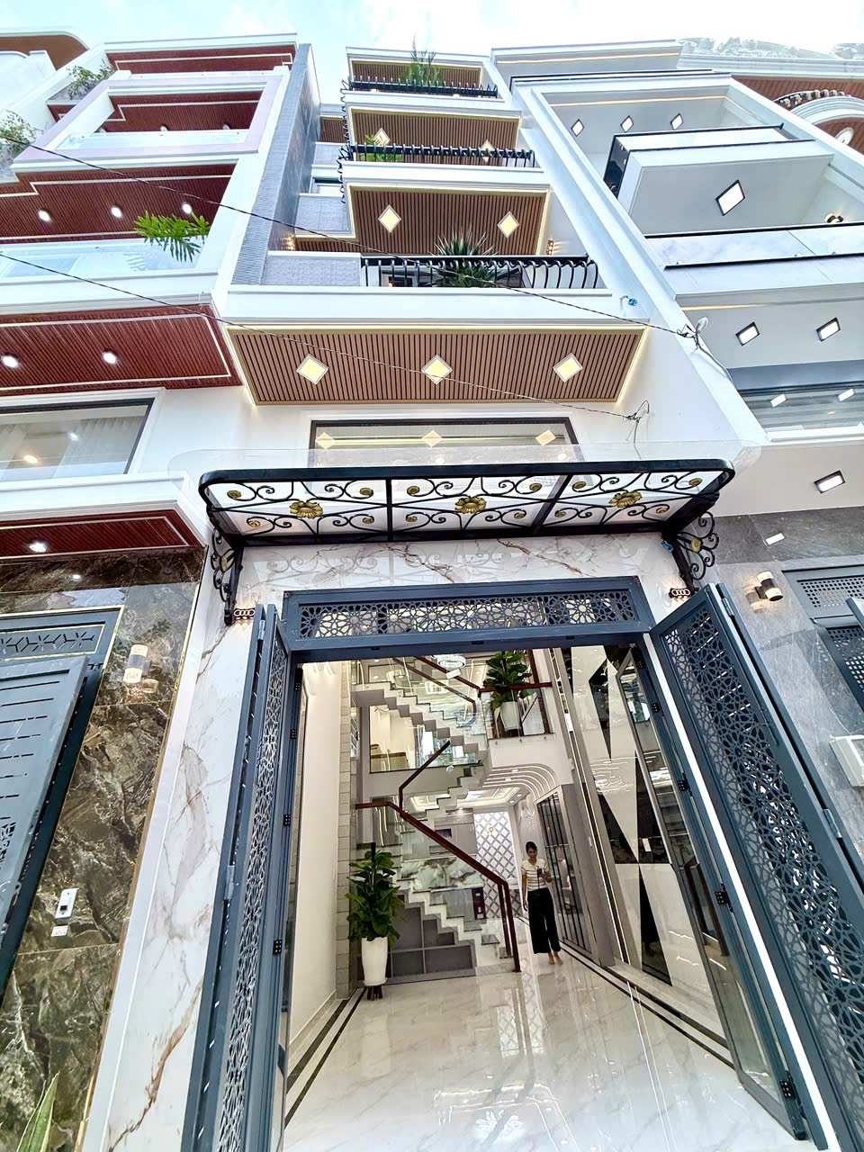 HẺM XE HƠI THÔNG - NGAY NGÃ TƯ 4 XÃ - HƯƠNG LỘ 2 - GIÁP TÂN PHÚ - NHÀ MỚI ĐẸP 5 TẦNG - 56M2 - 4x14M - SỔ VUÔNG VỨC ĐẸP HOÀN CÔNG ĐỦ- M0183