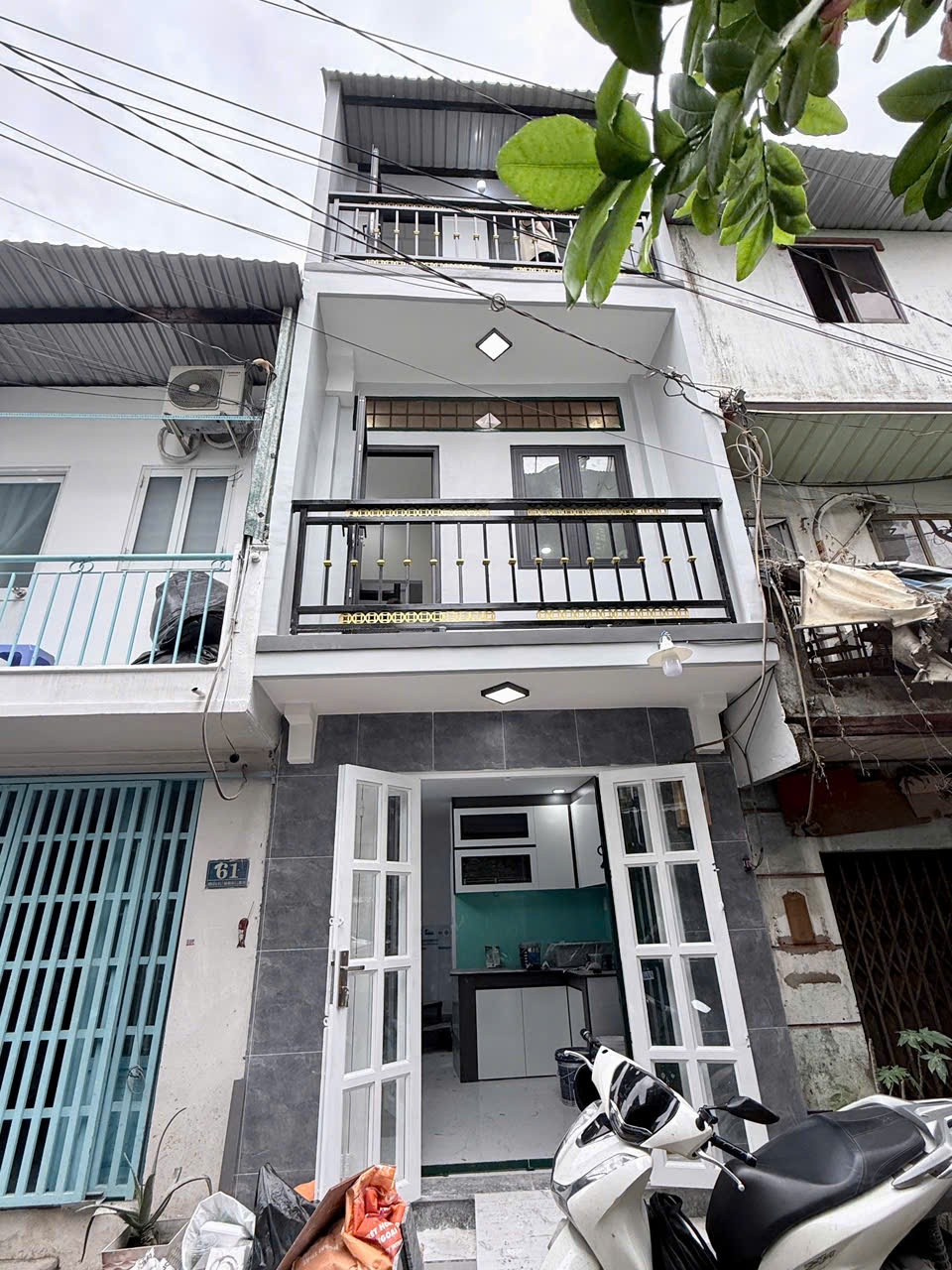 HIẾM - NHÀ 3 TẦNG MỚI SỬA VÀO Ở NGAY - VÀI MÉT RA ĐƯỜNG KÊNH NƯỚC ĐEN - MẶT TIỀN ĐƯỜNG XE HƠI THÔNG - GIÁ CHỈ 2.2 TỶ - M0189