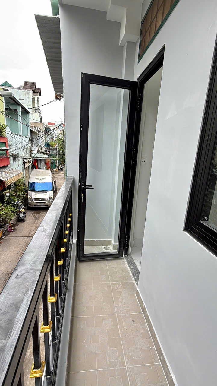 HIẾM - NHÀ 3 TẦNG MỚI SỬA VÀO Ở NGAY - VÀI MÉT RA ĐƯỜNG KÊNH NƯỚC ĐEN - MẶT TIỀN ĐƯỜNG XE HƠI THÔNG - GIÁ CHỈ 2.2 TỶ - M0189