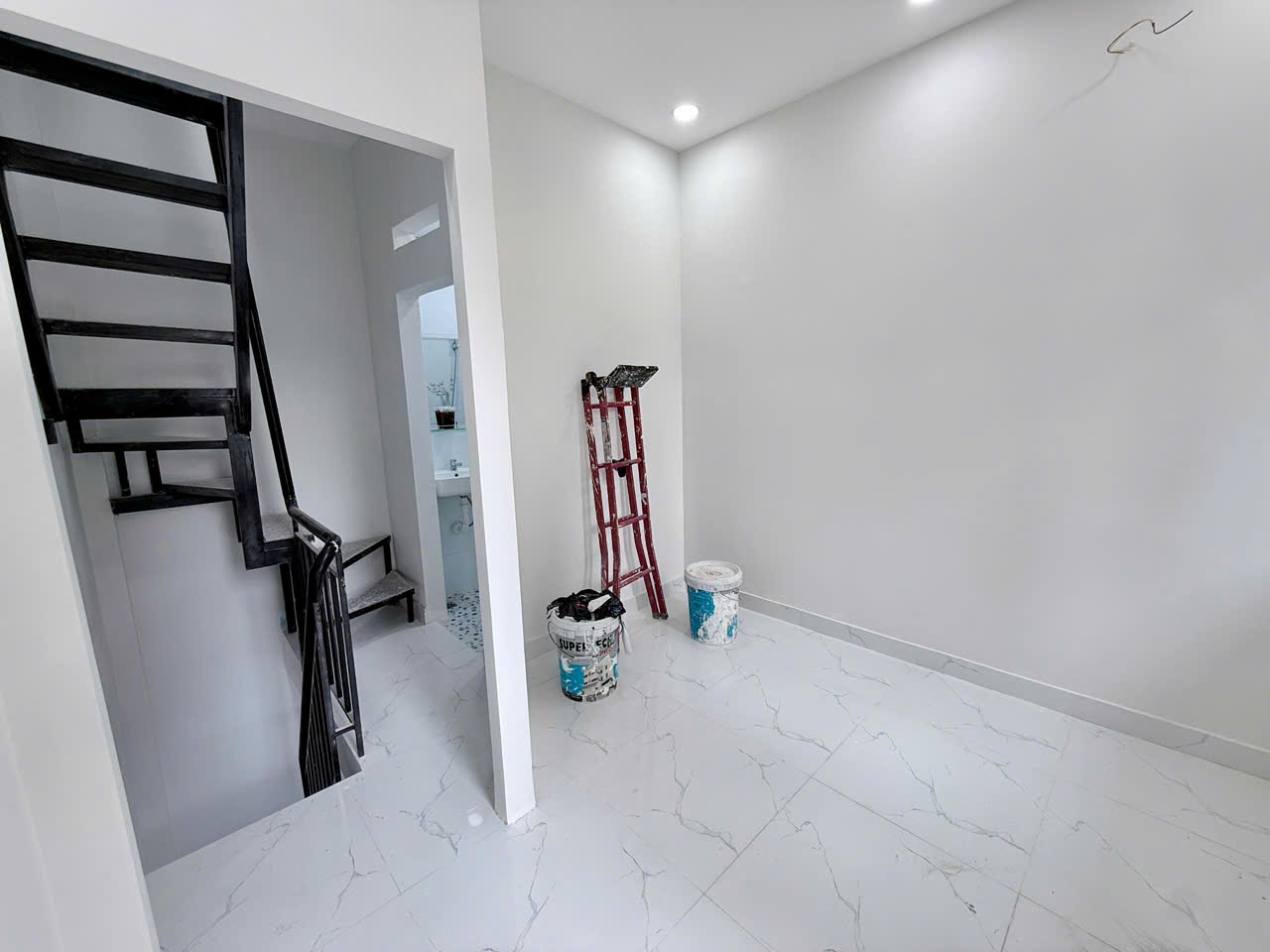 HIẾM - NHÀ 3 TẦNG MỚI SỬA VÀO Ở NGAY - VÀI MÉT RA ĐƯỜNG KÊNH NƯỚC ĐEN - MẶT TIỀN ĐƯỜNG XE HƠI THÔNG - GIÁ CHỈ 2.2 TỶ - M0189