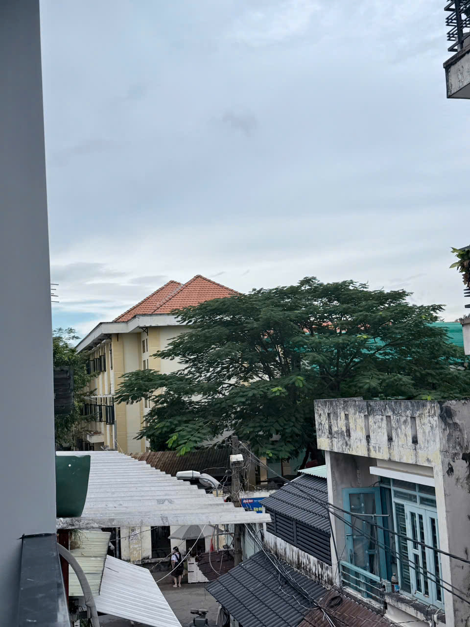 HIẾM - NHÀ 3 TẦNG MỚI SỬA VÀO Ở NGAY - VÀI MÉT RA ĐƯỜNG KÊNH NƯỚC ĐEN - MẶT TIỀN ĐƯỜNG XE HƠI THÔNG - GIÁ CHỈ 2.2 TỶ - M0189