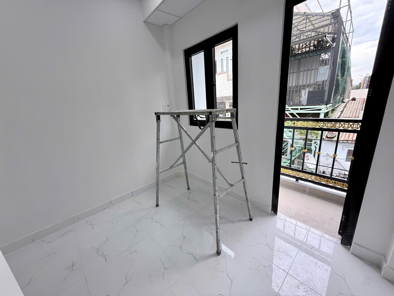 HIẾM - NHÀ 3 TẦNG MỚI SỬA VÀO Ở NGAY - VÀI MÉT RA ĐƯỜNG KÊNH NƯỚC ĐEN - MẶT TIỀN ĐƯỜNG XE HƠI THÔNG - GIÁ CHỈ 2.2 TỶ - M0189