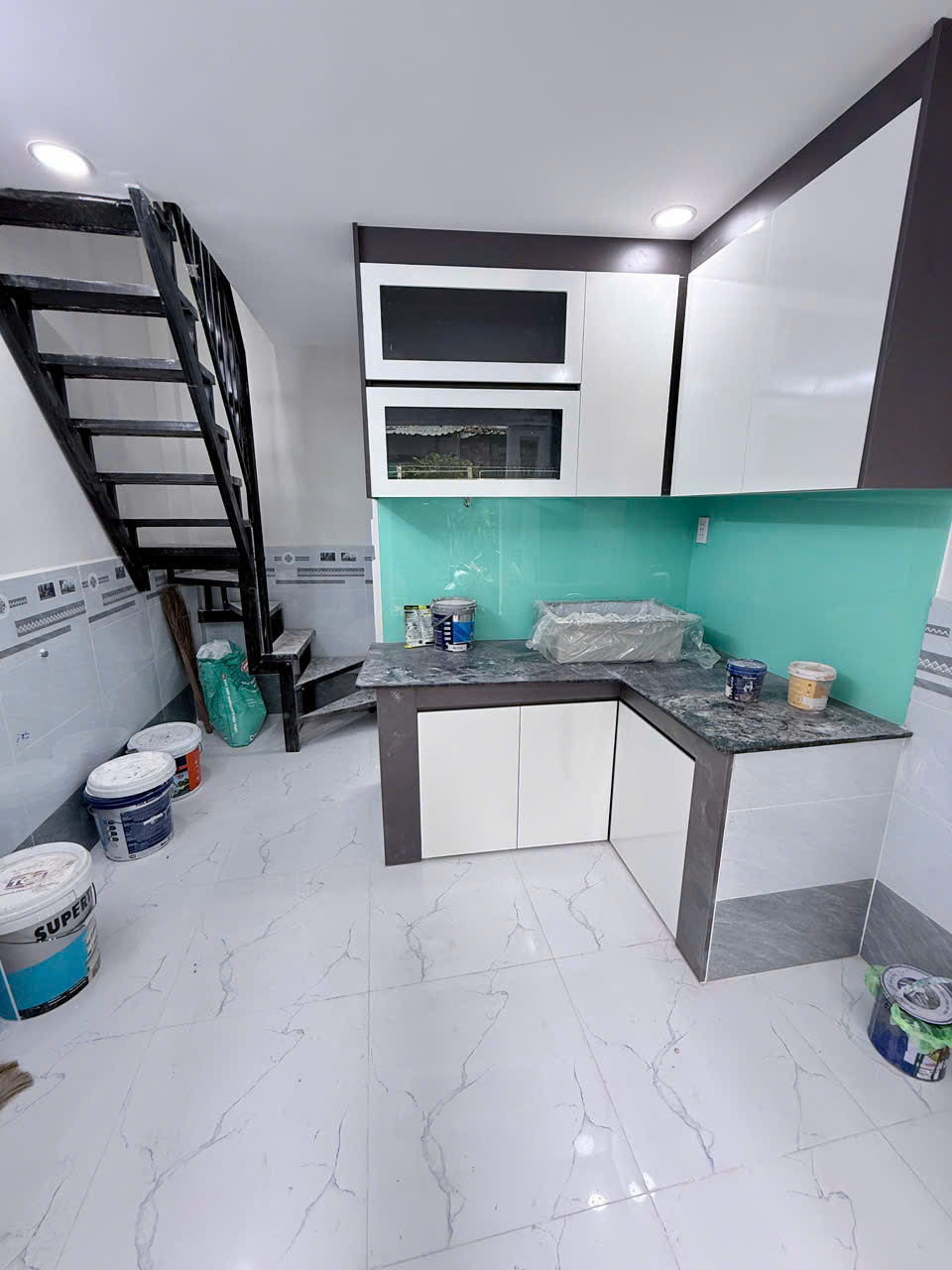 HIẾM - NHÀ 3 TẦNG MỚI SỬA VÀO Ở NGAY - VÀI MÉT RA ĐƯỜNG KÊNH NƯỚC ĐEN - MẶT TIỀN ĐƯỜNG XE HƠI THÔNG - GIÁ CHỈ 2.2 TỶ - M0189