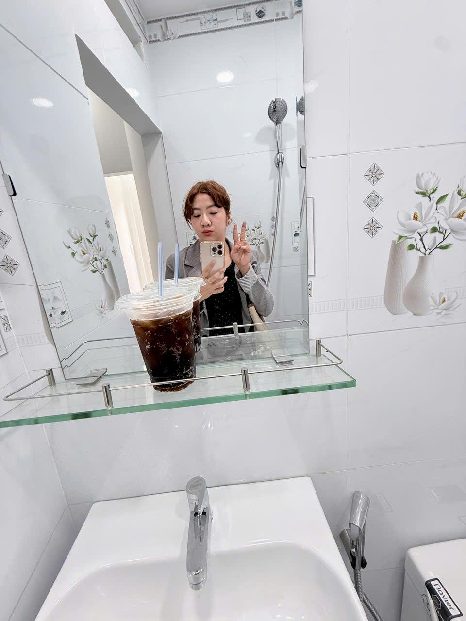 HIẾM - NHÀ 3 TẦNG MỚI SỬA VÀO Ở NGAY - VÀI MÉT RA ĐƯỜNG KÊNH NƯỚC ĐEN - MẶT TIỀN ĐƯỜNG XE HƠI THÔNG - GIÁ CHỈ 2.2 TỶ - M0189