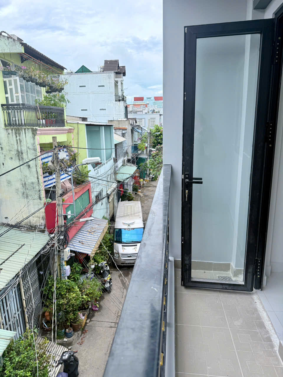 HIẾM - NHÀ 3 TẦNG MỚI SỬA VÀO Ở NGAY - VÀI MÉT RA ĐƯỜNG KÊNH NƯỚC ĐEN - MẶT TIỀN ĐƯỜNG XE HƠI THÔNG - GIÁ CHỈ 2.2 TỶ - M0189