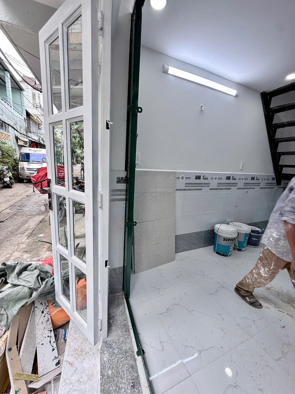 HIẾM - NHÀ 3 TẦNG MỚI SỬA VÀO Ở NGAY - VÀI MÉT RA ĐƯỜNG KÊNH NƯỚC ĐEN - MẶT TIỀN ĐƯỜNG XE HƠI THÔNG - GIÁ CHỈ 2.2 TỶ - M0189