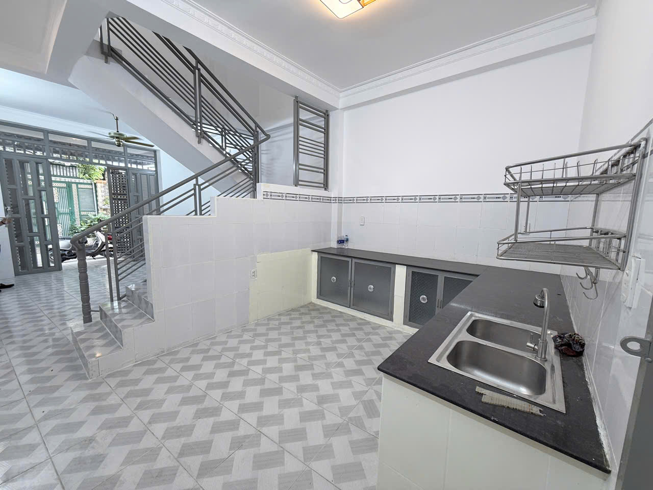 NHÀ MỚI Ở NGAY PHÚ THỌ HÒA, TÂN PHÚ - HẺM 5M XE HƠI VÀO NHÀ NGỦ - NGANG 5,2M NỞ HẬU - 3 TẦNG - 8.2 TỶ - M0191