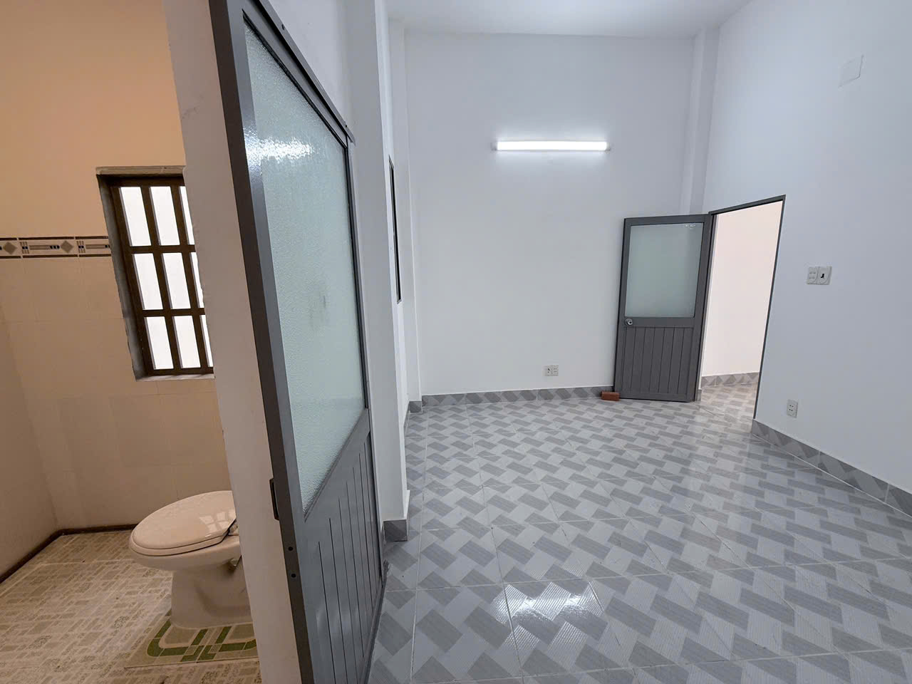 NHÀ MỚI Ở NGAY PHÚ THỌ HÒA, TÂN PHÚ - HẺM 5M XE HƠI VÀO NHÀ NGỦ - NGANG 5,2M NỞ HẬU - 3 TẦNG - 8.2 TỶ - M0191