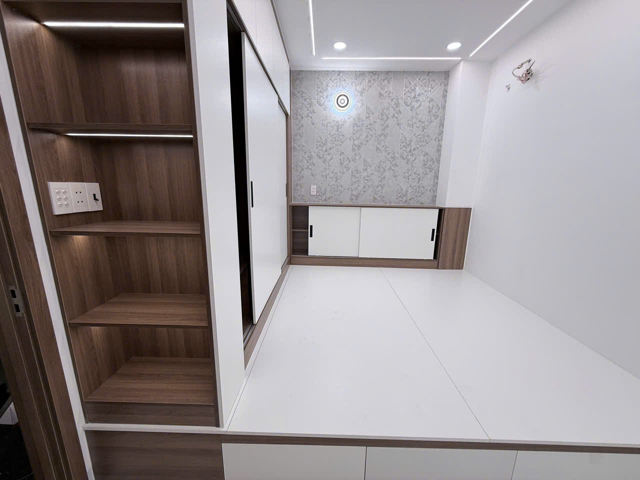 NHÀ ĐẸP 5 TẦNG MỚI XÂY - HẺM XE TẢI NHỎ LÊ VĂN QUỚI -  6.7 TỶ - M0200