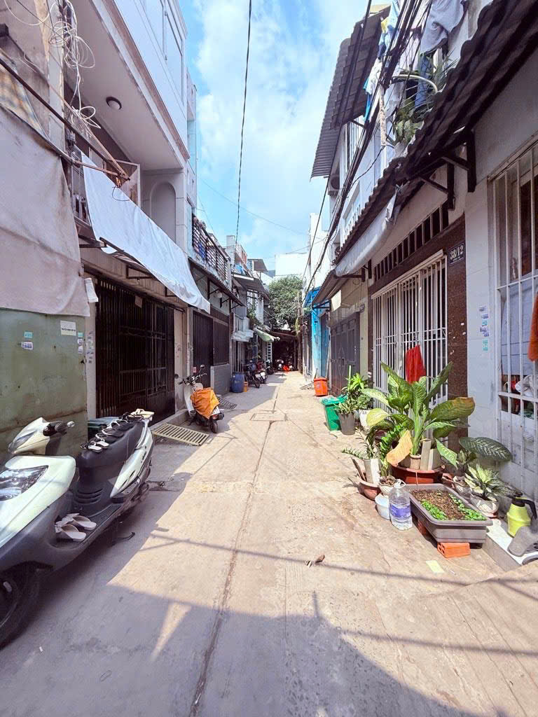 NHÀ CẤP 4 ĐANG LÀM KHO - TIỆN XÂY MỚI - HẺM 4M NGAY LÊ VĂN QUỚI - MÃ LÒ - 65M2 - 4,5 TỶ - M0233